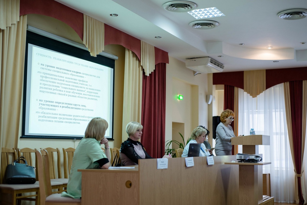 С докладом выступила зав.кафедрой коррекционной педагогики ЮФУ Скуратовская М.Л.