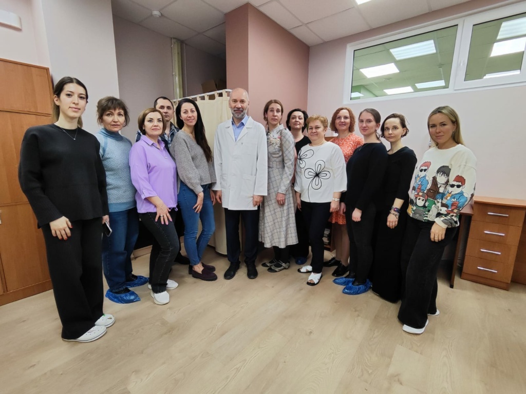 КУРЕНКОВ в центре.jpg