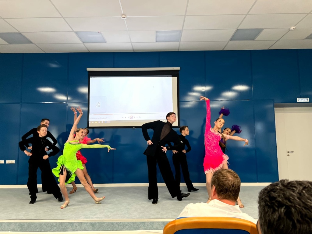 ТАНЦУЮТ= награждение.jpg