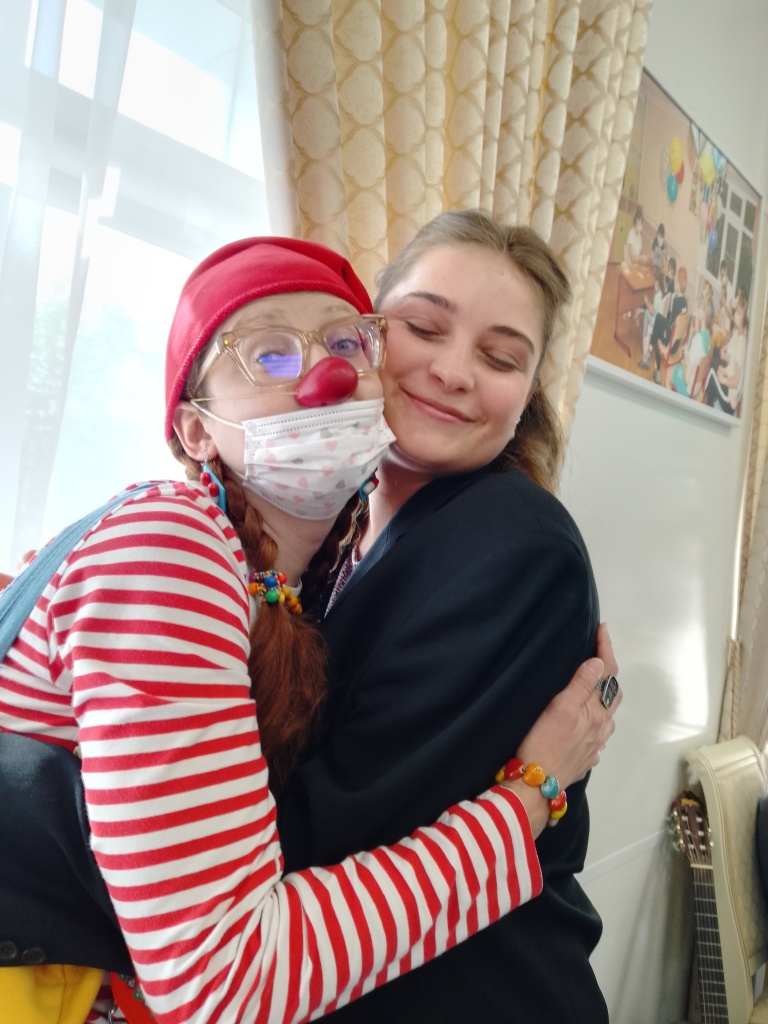 Девочка с клоуном.jpg