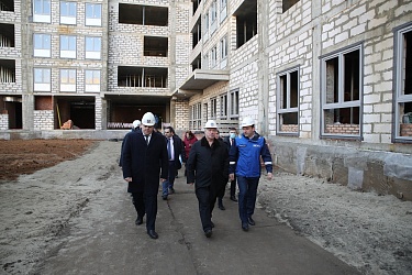 Губернатор Василий Голубев 5-го января побывал с очередным инспекционным визитом в ГБУ РО «ОДКБ» - на стройплощадке детского хирургического центра.
