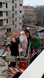 Чудеса случаются – Дед Мороз и Снегурочка с крыши ОДКБ спускаются