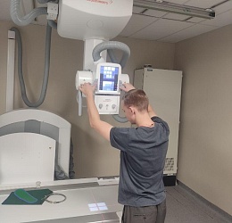 Молодость и профессионализм: инженеры по медицинской технике обеспечивают надежность сложнейшего оборудования