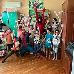 Ростовский филиал АКБ «Фора-Банк» и АР «Совет Директоров г. Ростова-на-Дону»  подарили праздник пациентам Областной детской больницы в День добрых дел. 