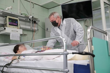 С Полиной всё будет хорошо! Василий Голубев навестил в ОДКБ пострадавшего в коммунальной аварии ребенка