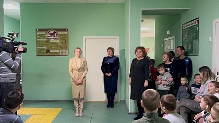 Молодежный театр показал пациентам отделения медицинской реабилитации ОДКБ сказку-игру «Тараканище»