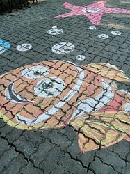 Сегодня ранним утром маленькие пациенты ОДКБ РО увидели из окон на асфальте мультяшных героев. ПРАЗДНИК НАЧИНАЕТСЯ!  